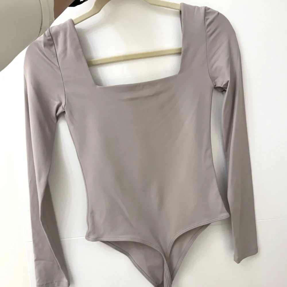 Aritzia Original Contour Squareneck Bodysuit sz S light grey - Picture 2 of 5